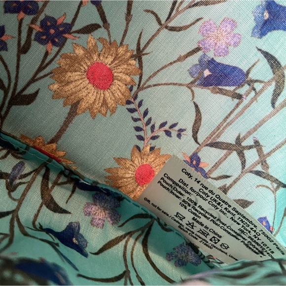 Gucci Beauty Iridescent White Pouch Makeup Cosmetic Fragrance Perfume Bag - Picture 5 of 5